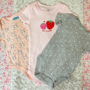 🛍 4 for $20 - 3 onesies 0-3m
